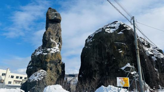 這裡感覺是很迷你的小漁村，但是也非常的熱鬧，街上有北海道當地