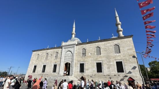 蘇丹艾美清真寺是土耳其的國家清真寺,也是土耳其最大城市及鄂圖