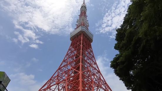 東京有名嘅地標（東京鐵塔）,很有歷史的鐵塔搭上藍天背景，近距