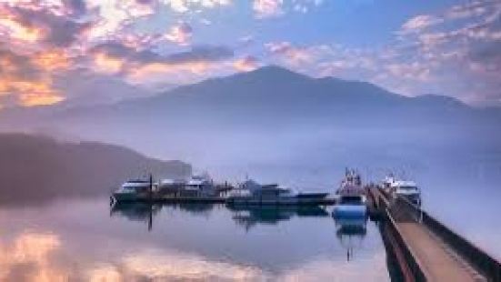 日月潭位於臺灣南投縣魚池鄉，是一座美麗的高山湖泊。潭面以拉魯