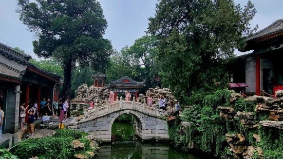 Beihai Park is beautiful and a