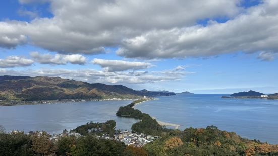 坐吊腳纜車上下山，去到山頂看到飛龍在天的天橋立，不愧是日本三