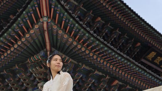 Stepping into Gyeongbokgung, K