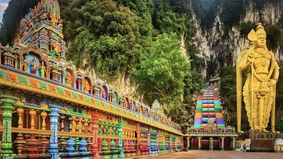 位於吉隆坡的黑風洞Batu Caves，是一個洞穴➕寺廟結合