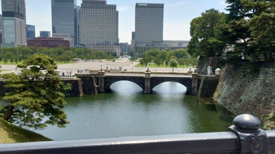 皇居の観光スポットの二重橋（皇居正門鉄橋）は外から見るより断