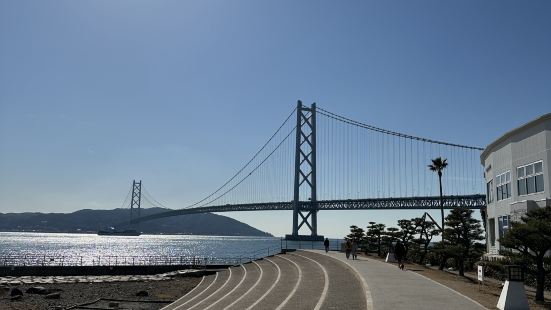 세계에서 가장 긴 현수교이며 관광객이 정말 드물지만 해