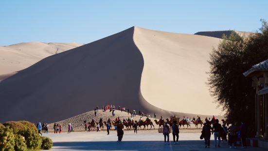 鳴沙山では、ラクダに乗って砂漠を散歩できる！靴に砂が入らない