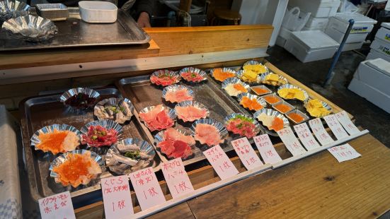 觀光塔邊度的古川市場裏便有很多海鮮刺身店，而且可以在自助餐一