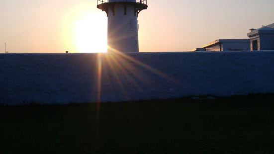 漁翁島燈塔為國定古蹟，周圍地區是被列為澎湖的古蹟公園，夕陽景