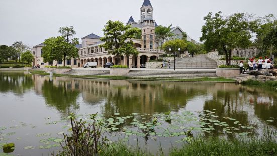 位置非常方便，公園裡有歐式教堂是網紅拍照打卡地，不少遊人到此