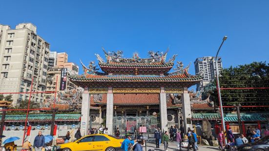 日本のお寺とは違う雰囲気で異文化を体験できました。おみくじの