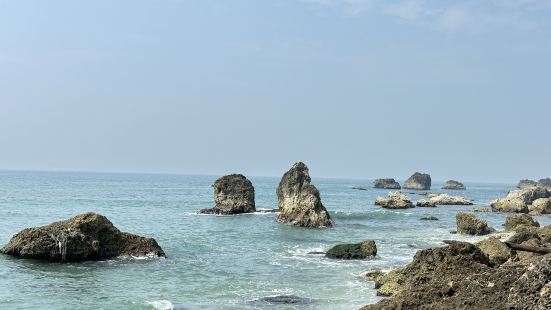 雖然不是藍天白雲，但是海還是很美，就是太曬了，太熱了點，有些