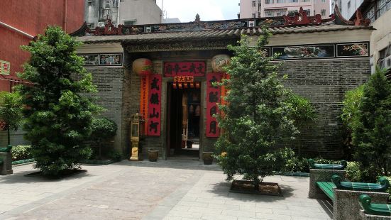 大埔文武二帝廟的位置在大埔鐵路博物館附近，由大埔墟火車站前往