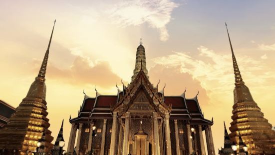 位於昭披耶河畔的玉佛寺＆大皇宮是一定要造訪的曼谷景點，雄偉壯