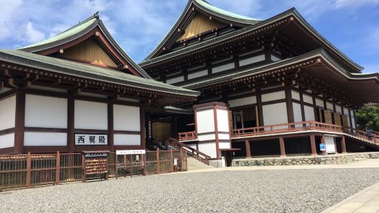 国内外から多くの参拝客が訪れる寺です。とても大きいので、じっ