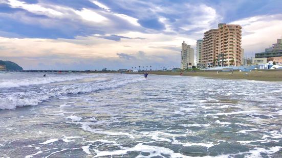 季節問わず遊びに来て癒される湘南海岸。海岸沿いのお店はおしゃ