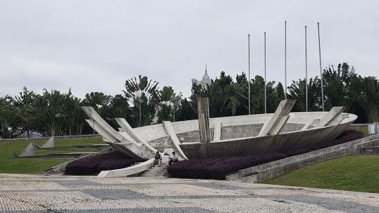 在旅遊塔前的廣場面積諾大，有個圓形像運動場的空間，很有特色，