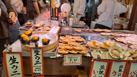京都，寺町京極商圈內的錦市場，是條各式各樣小吃，美食，雜貨聚