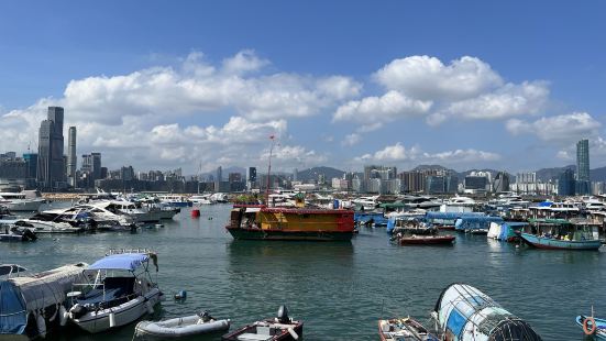 銅鑼灣避風塘，在藍天白雲景致下有着風景怡人的景色，常常有帆船