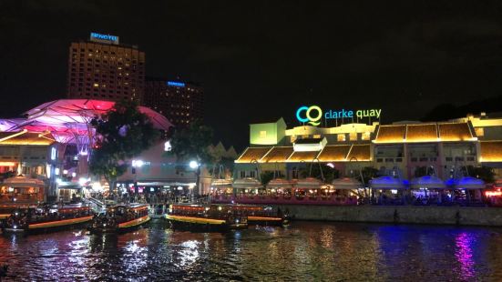 漫步新加坡克拉碼頭，現代維多利亞港。高聳的摩天輪、五光十色的