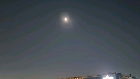일요일 오후 바람쐐러 한강이나 갈까하고 나가서 합정역에