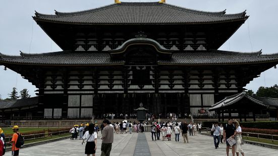 是日本奈良著名的🏅世界遺產，為全世界目前最大的木造建築，裡