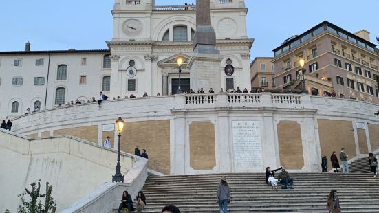 ローマの休日に出てきたスペイン広場は、いつも観光客で賑わって