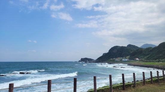 海濱公園在八斗子車站約數分鐘步程。附近有數間很多食肆，沿岸步