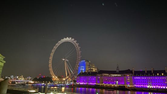 お昼の景色も綺麗だが、夜のライトアップはとても美しかった。ナ