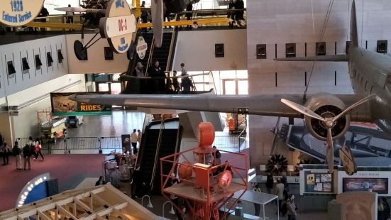 航太博物館，記載著美國航太工業發展史，展示從螺旋槳飛機到太空