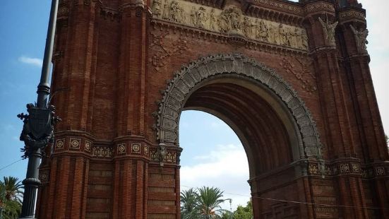 巴塞隆拿凱旋門Arc de Triom建於1888年，以紅磚