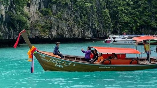 The Phi Phi islands are an arc