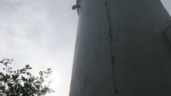 琉球的白燈塔隱藏係一條斜路樹林小徑的盡頭，全名係交通部航港局