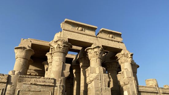 這是埃及唯一敬奉雙主神的神廟。對稱式且保存最為完整的神廟。雙
