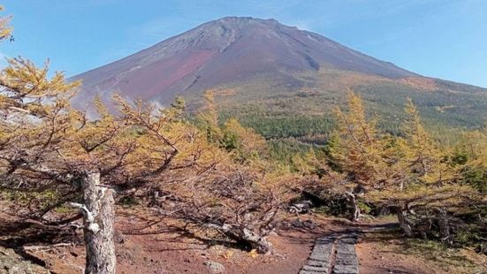 富士宮路線五合目高度：2380米距離富士山頂的最短路線，海拔