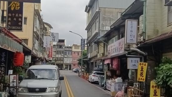 北埔老街有很多小吃與好喝的茶，有客家擂茶和古時候的大餅、柿餅