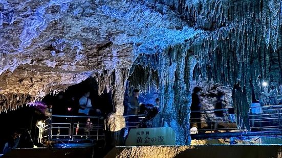 玉泉洞の鍾乳石の数は約100万本以上と国内最大級の鍾乳洞です