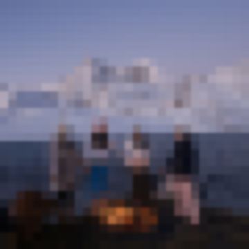 左手是雪山，右手是圣湖，中间是信仰