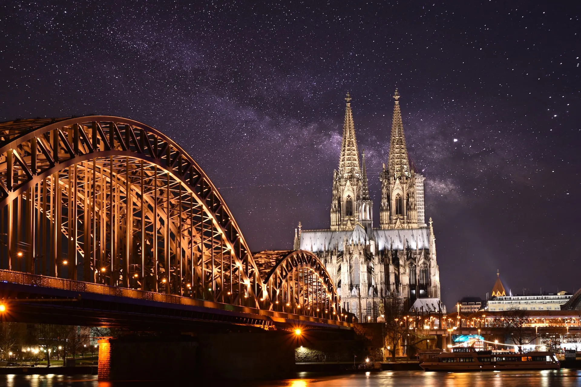 Night in Cologne, Source: Photo by Nikolay Kovalenk on Unsplash