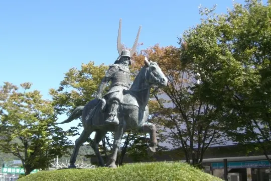 滋賀県,彦根市,滋賀県立大学,彦根駅前の井伊直政像