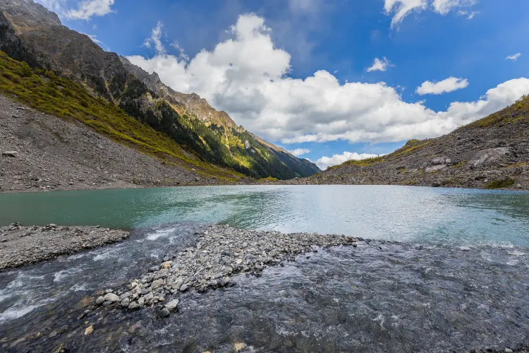 德欽雨崩村的湖景