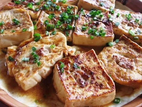 遊客在鳳凰古城可品嘗地道菜式