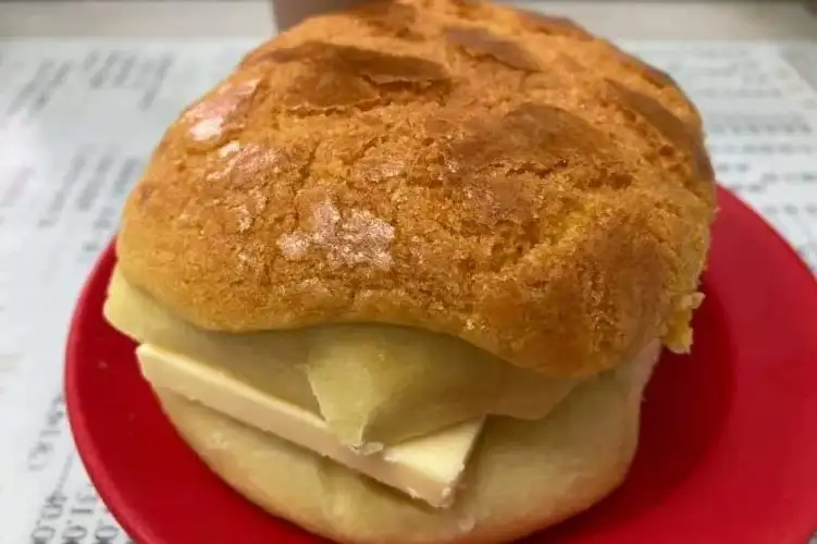 金鳳菠蘿包口感厚實。