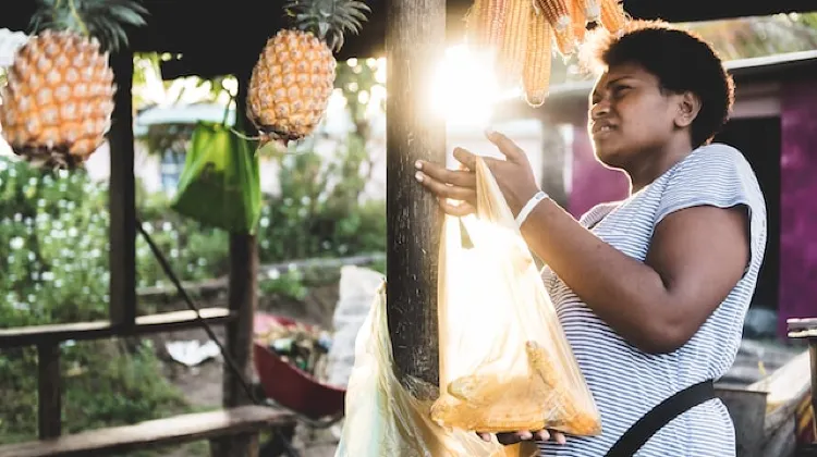 正在準備食材的斐濟當地人 圖片來源:unsplash