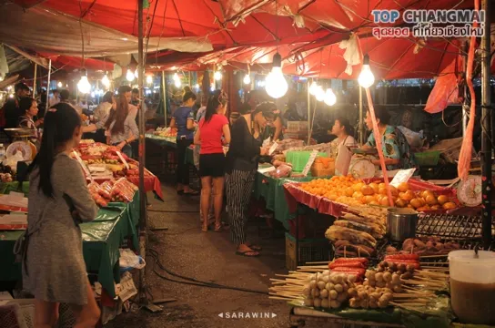 บรรยากาศตลาดนัดขายอาหารยามค่ำคืนที่ตลาดวโรรส จ.เชียงใหม่ (แหล่งที่มาของภาพ: Top Chiang Mai)