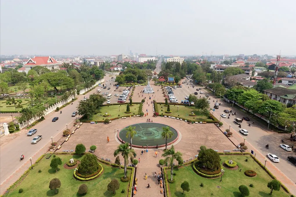 สวนด้านหนเาประตูชัย เวียงจันทน์ - ประเทศลาว (แหล่งที่มาของภาพ: Shutterstock)