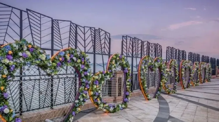 旅客可隨意把愛情鎖扣在愉景灣心鎖長廊的欄杆上