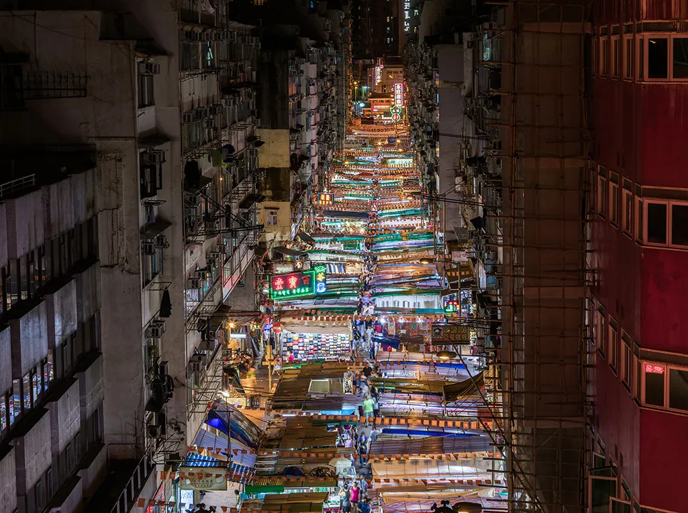 香港佐敦薈鄰近的廟街夜景。