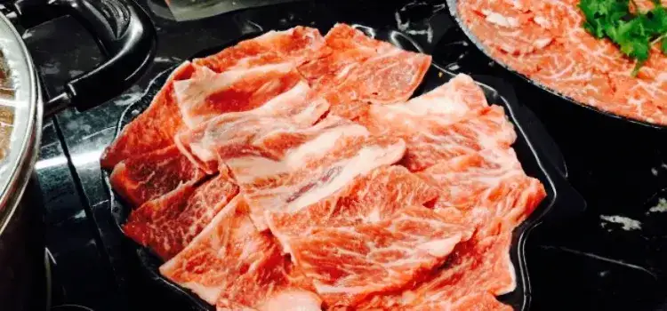 大大碟新鮮雪花牛肉，最適合與一班朋友一起大快朵頤