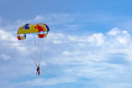 峴港美溪海灘的水上活動。圖片來源︰Trip.com